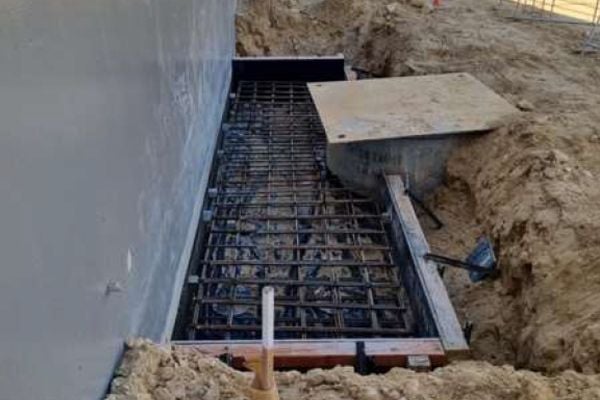 Pit excavation and construction of foundations and thickenings